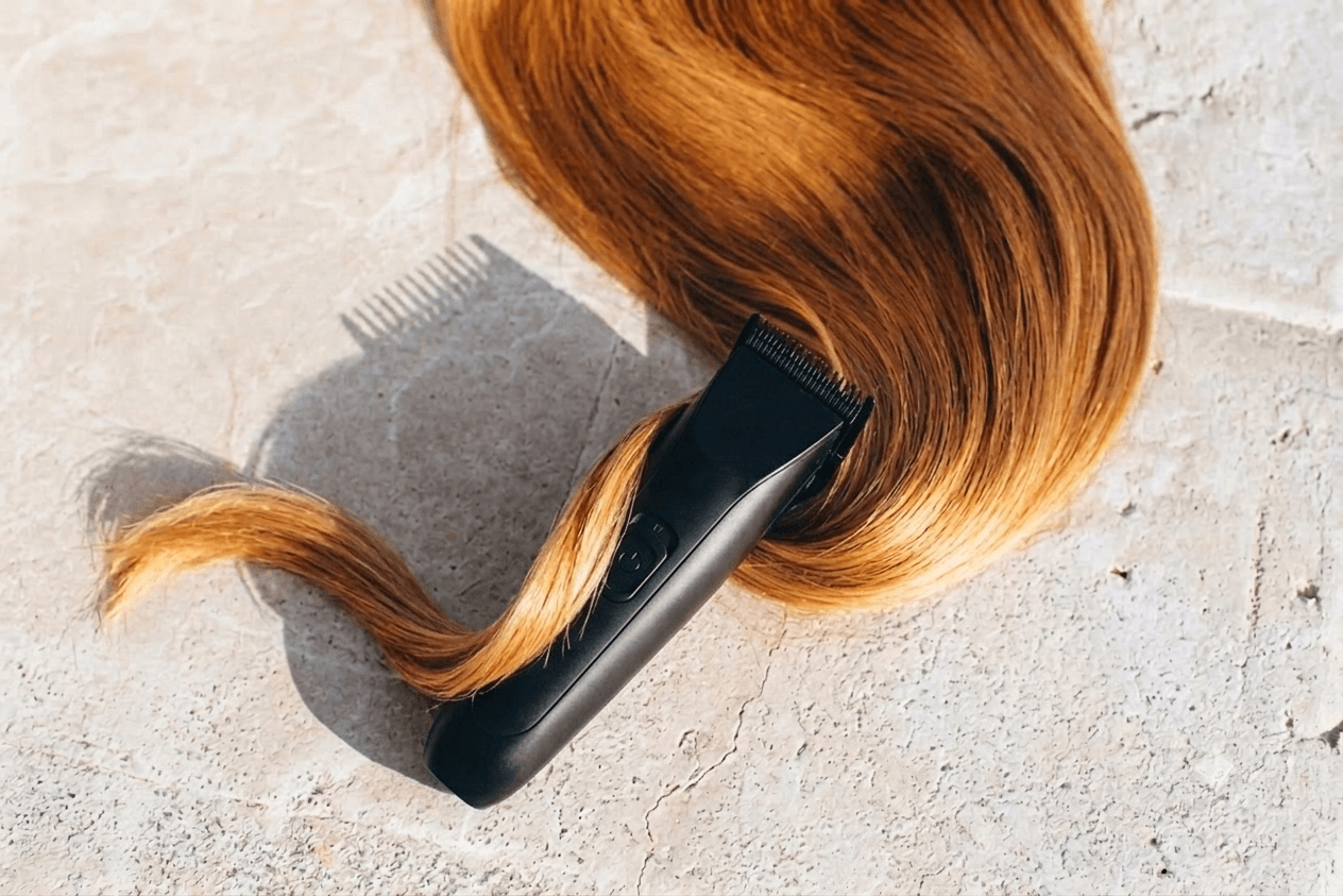 Coupe au rasoir dans un salon lumineux