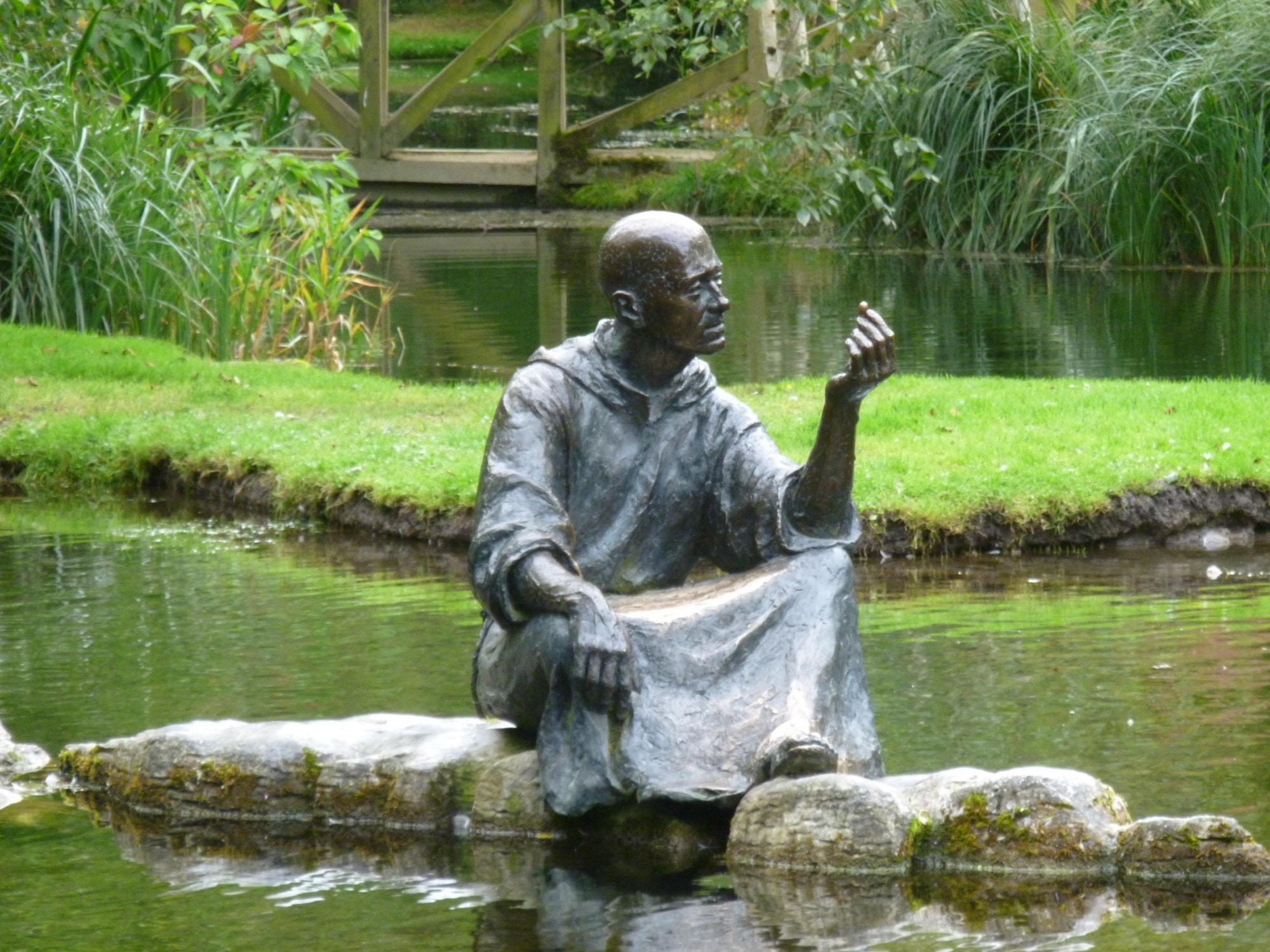 Statue contemplative dans un jardin